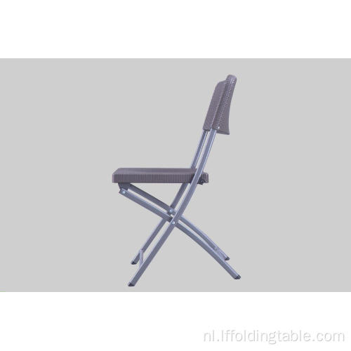 Rotan stoel van kunststof met metalen poten
